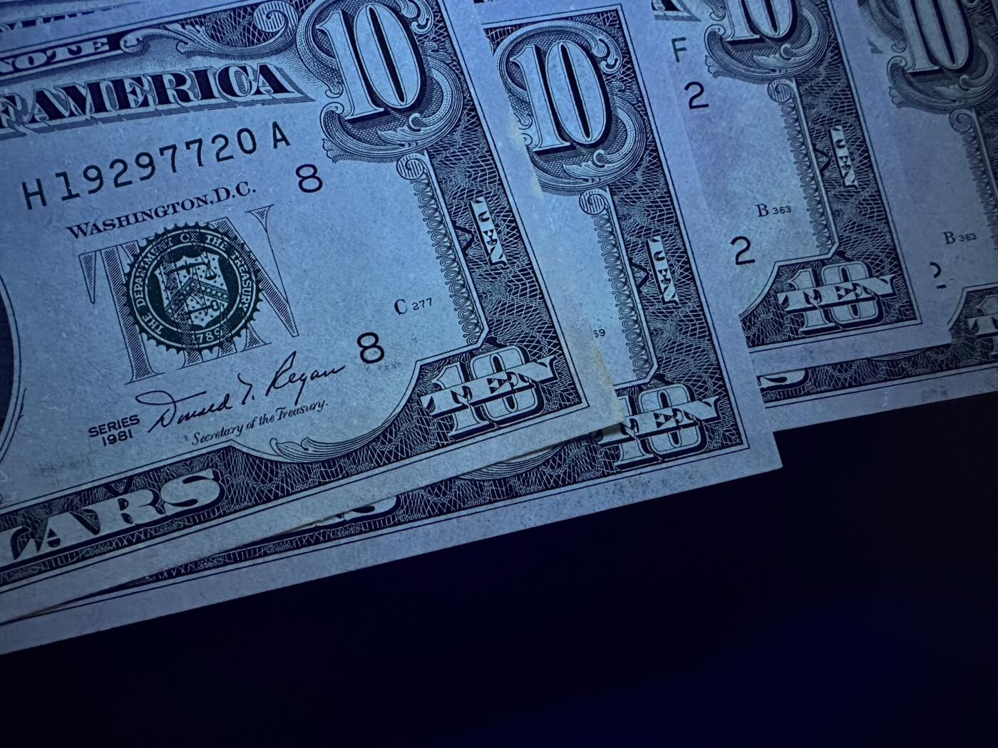 《外钞收藏家》第六百一十三期（ 精品场）（长期征集拍品、欢迎藏友们联系合作） 1985年美国小头版10美元 四张一起 1张有黄斑其他接近全新 边角有瑕疵