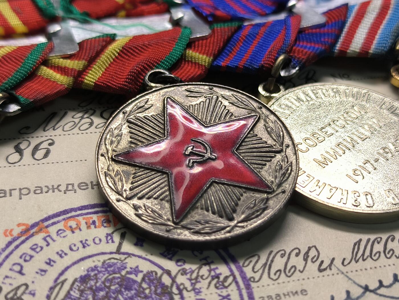 云宸嘉赏-勋臻精藏⭐️年后精品专拍场次🎖 （32号到55号拍品得主为同一人）库克尔·弗拉基米尔·维亚切斯拉沃维奇上校的苏联建军50周年➕民警50周年纪念章➕俄联邦苏维埃版一级圆满服役奖章（仅此枚就价值100+美元）➕苏联二级圆满服役奖章联排。带证书，两枚服役奖章写在一张证书上