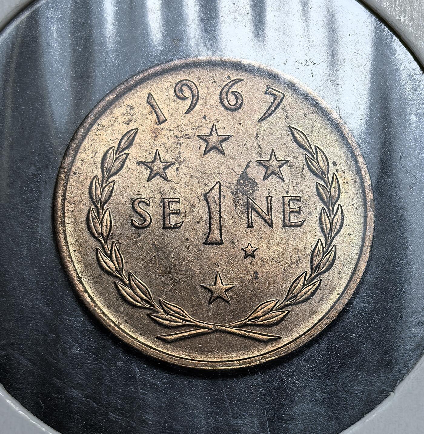 外国优质老铜币银币，正月十二晚九点倒数截拍，满百包邮可寄存，持续收拍 西萨摩亚1967年1西纳，正面为国家元首马列托亚・塔努马菲利二世头像，背面是面值与南十字星。该币是西萨摩亚 1962 年独立后，1967 年发行首批塔拉货币体系的核心辅币，标志其脱离新西兰货币、建立自主金融秩序。