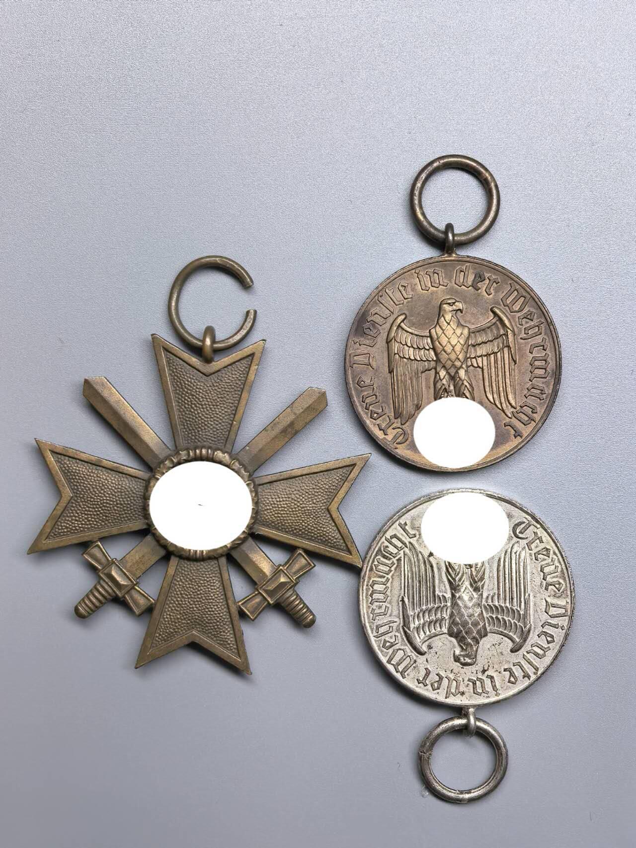 小驴勋章奖章收藏2月28日周六晚七点拍卖（调休临时调整，珍爱和平，收藏战争，铭记历史，勿忘国耻，忠党爱国。有偿代拍，送拍规则在简介最后，参拍须阅读规则后再参拍，关系到运费包装发货时效真假辨别等关键信息，拍卖时不再发原图，看大图店主微信码在拍卖店铺介绍里） 德国WWII二级佩剑战功十字勋章（早期铜质）,12年长期服役奖章（Tombak铜镀金）,4年长期服役奖章（Tombak铜镀银）,3联排礼服勋章板，好品