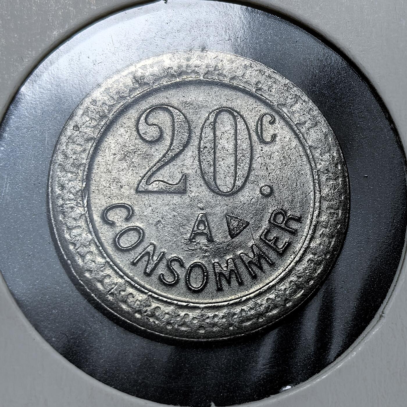 外国优质老铜币银币，正月十二晚九点倒数截拍，满百包邮可寄存，持续收拍 法国20 生丁代用币，正面刻有 “20c CONSOMMER” 字样，意为 “可消费 20 生丁”。它并非官方货币，而是 20 世纪初法国商业机构（如咖啡馆、商店）发行的代币，用于在特定场所内进行小额交易，是当时法国商业经济的特殊见证。