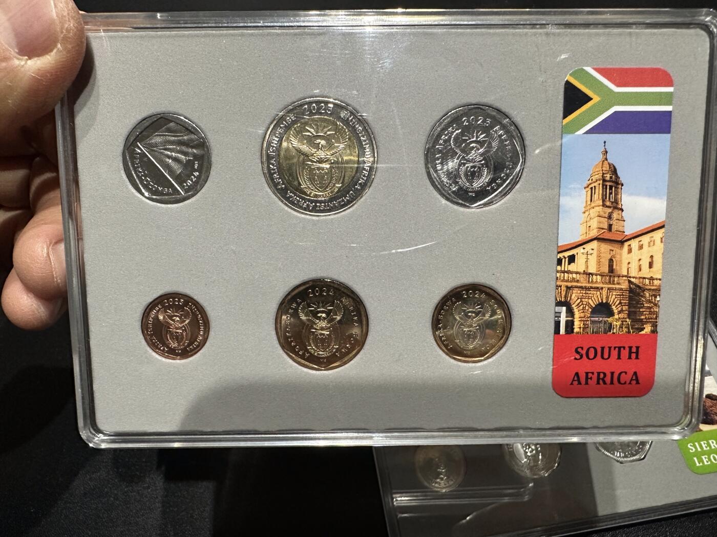 《外钞收藏家》第六百一十三期（ 精品场）（长期征集拍品、欢迎藏友们联系合作） 巴拉圭、乌拉圭、伊拉克、哥伦比亚、南非、塞拉利昂硬币6套