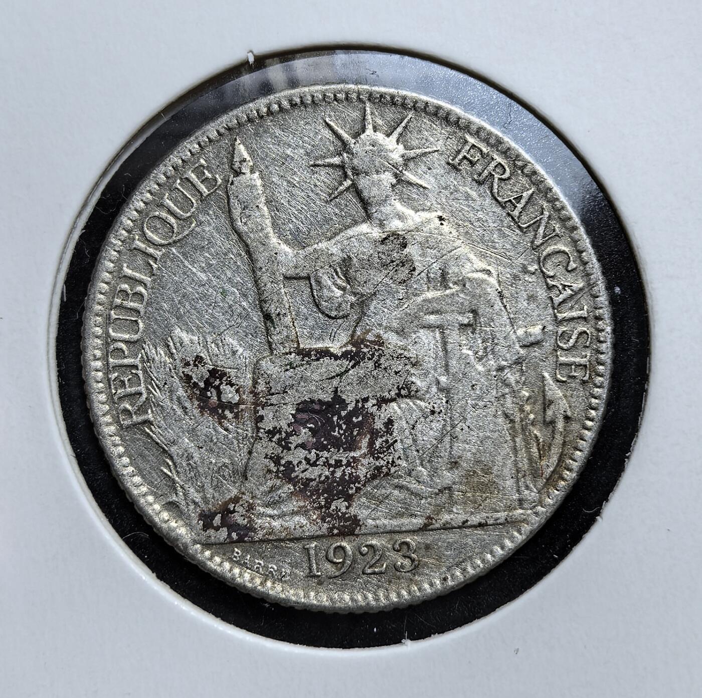 外国优质老铜币银币，正月十二晚九点倒数截拍，满百包邮可寄存，持续收拍 法属印度支那1923 年20 分银币，正面为法兰西坐像，背面标注 “INDO-CHINE FRANÇAISE”。它是法国殖民统治下的流通货币，见证了越南、老挝、柬埔寨等地的殖民贸易史。