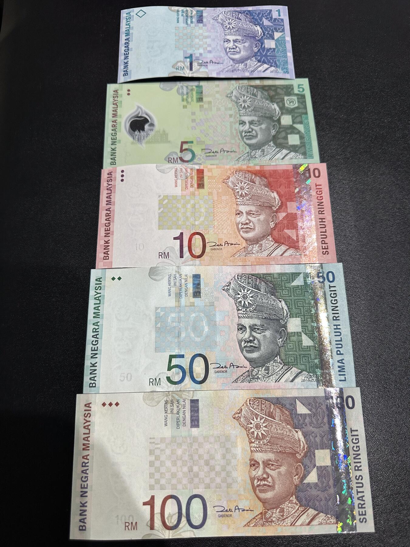 《外钞收藏家》第六百一十三期（ 精品场）（长期征集拍品、欢迎藏友们联系合作） 马来西亚上一版本5张一套（1/5/10/50/100；10林吉特豹子号666，多张全程无47）	UNC