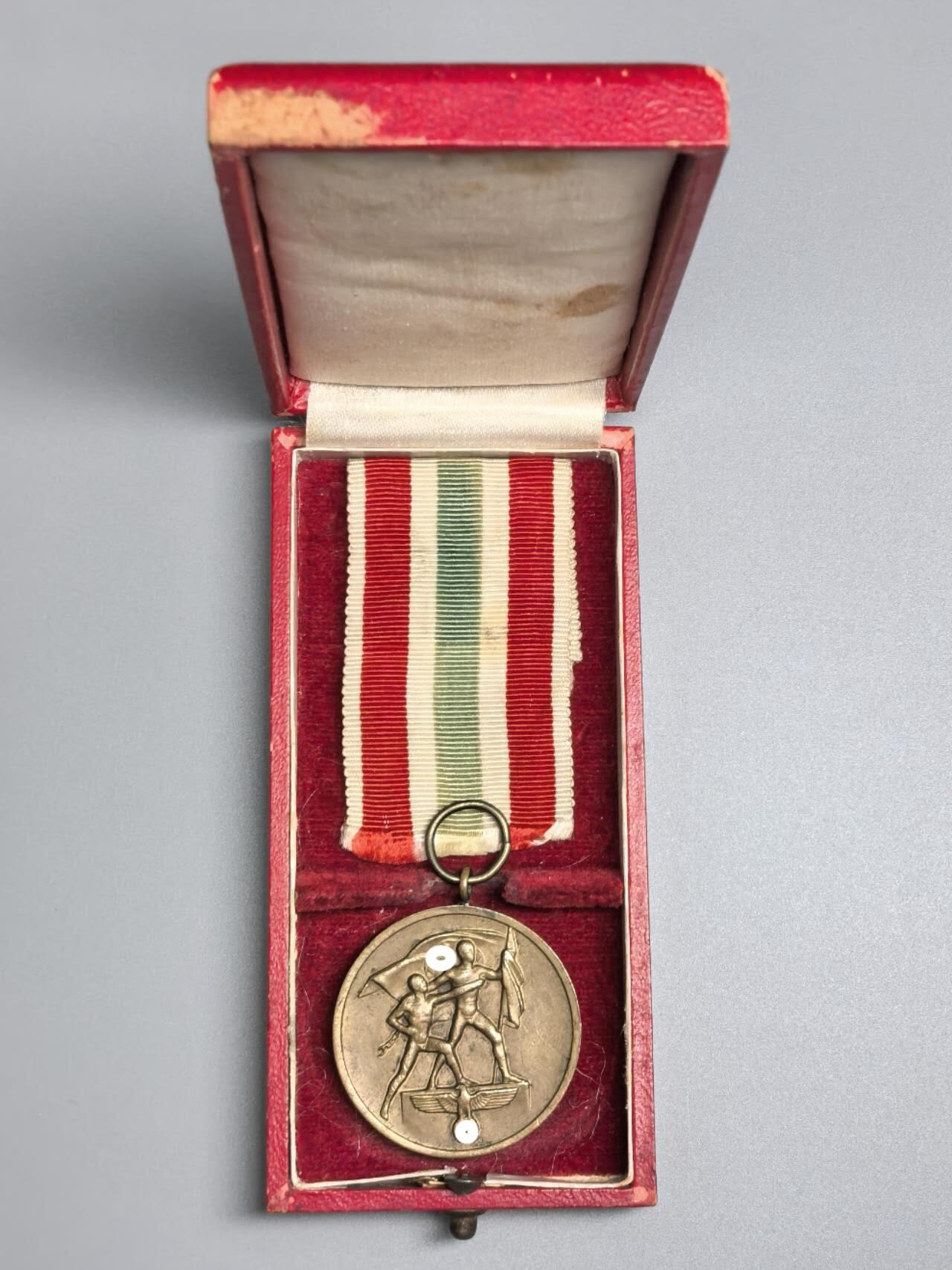 小驴勋章奖章收藏2月28日周六晚七点拍卖（调休临时调整，珍爱和平，收藏战争，铭记历史，勿忘国耻，忠党爱国。有偿代拍，送拍规则在简介最后，参拍须阅读规则后再参拍，关系到运费包装发货时效真假辨别等关键信息，拍卖时不再发原图，看大图店主微信码在拍卖店铺介绍里） 德三鲜花奖章梅梅尔回归奖章带盒，铜质，斜G版，梅梅尔总颁发3万枚，稀少