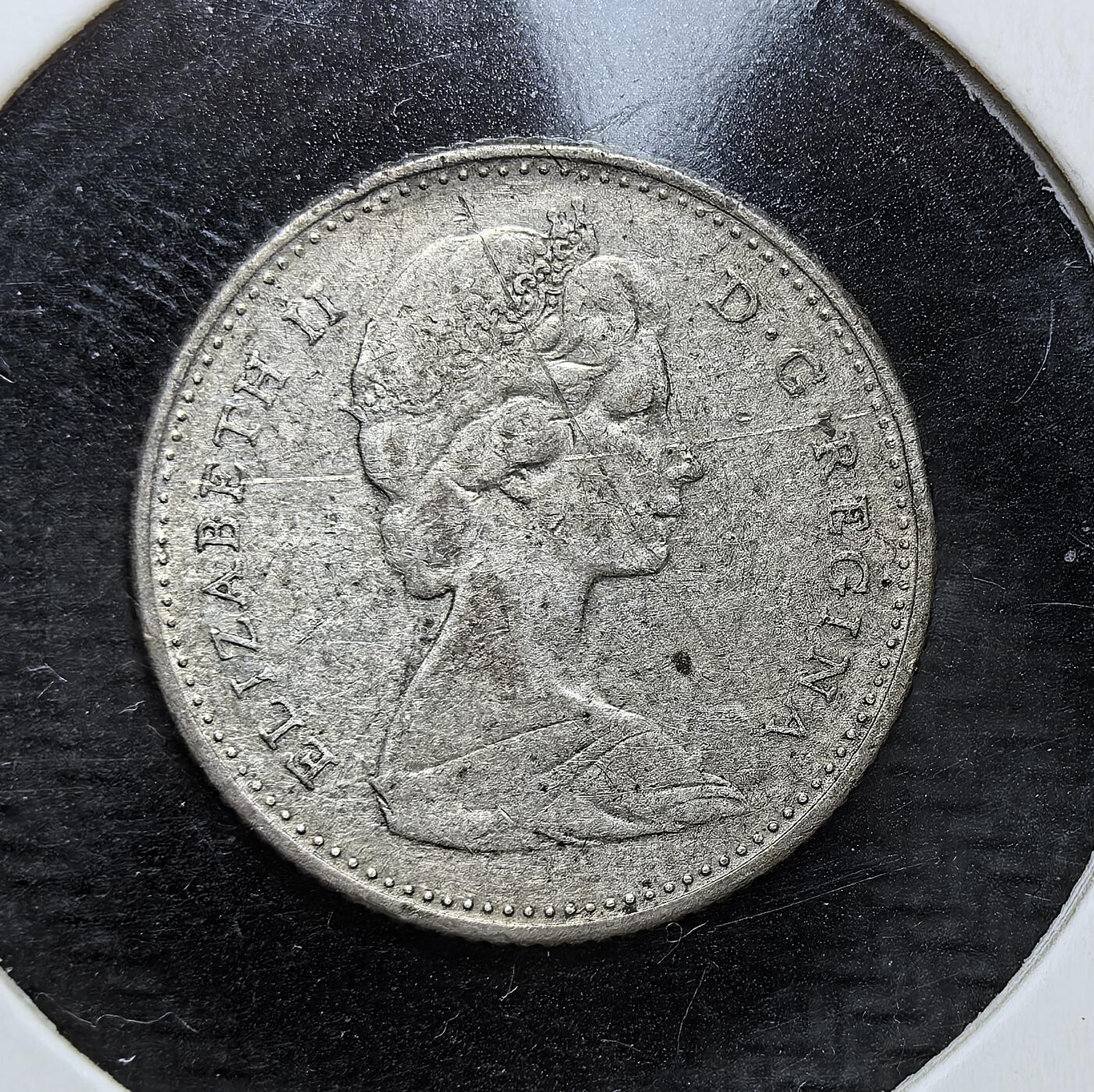 外国优质老铜币银币，正月十二晚九点倒数截拍，满百包邮可寄存，持续收拍 加拿大1968 年 10 分银币，正面为伊丽莎白二世头像，背面是象征加拿大航海传统的 “蓝鼻子号” 帆船。它发行于加拿大币制改革、银含量降低的过渡时期，见证了加拿大货币体系的现代化转型。