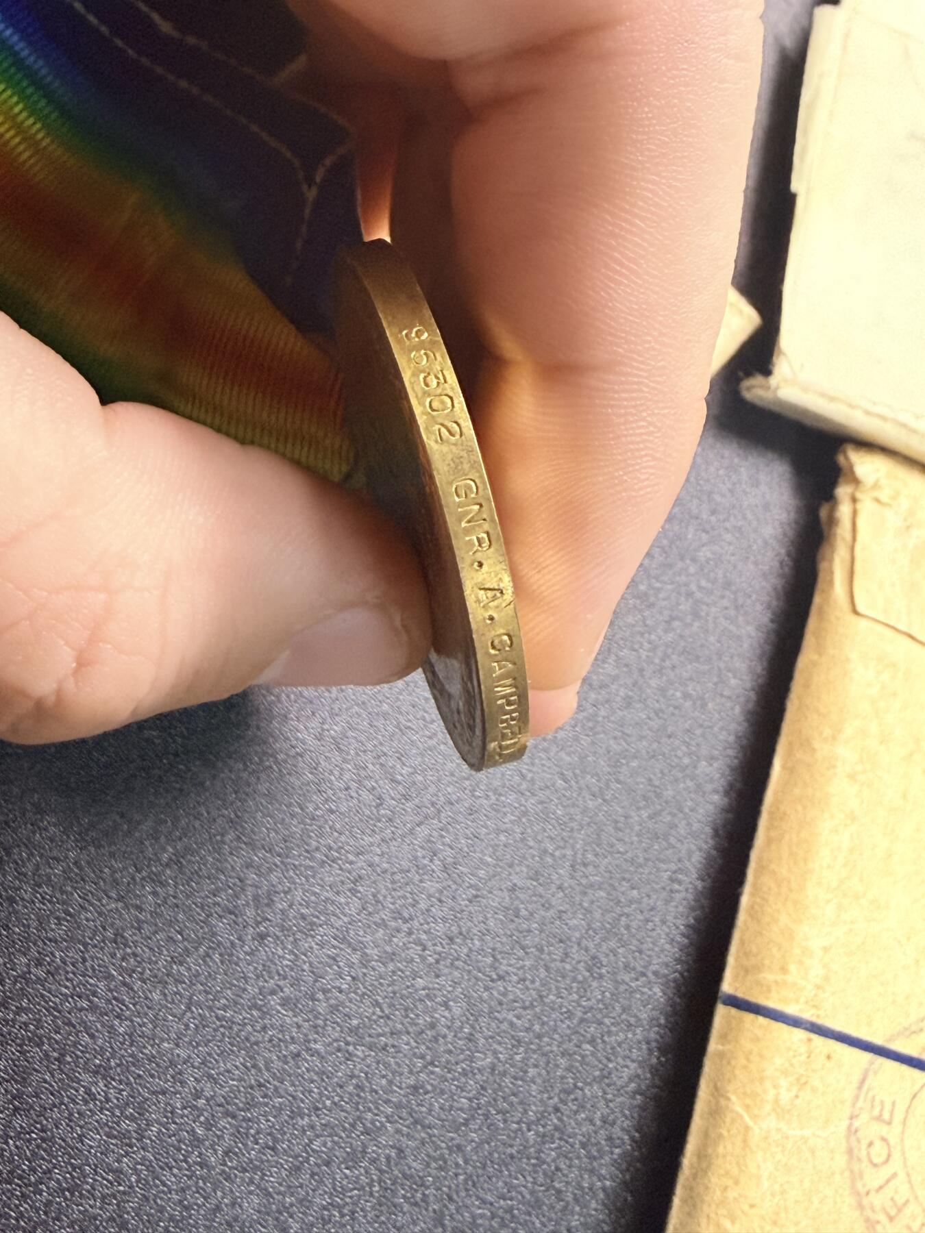 云宸嘉赏-勋臻精藏⭐️年后精品专拍场次🎖 英国一战胜利奖章  授予96502号 炮手 A·坎贝尔 皇家炮兵  带原纸袋和包装盒如图