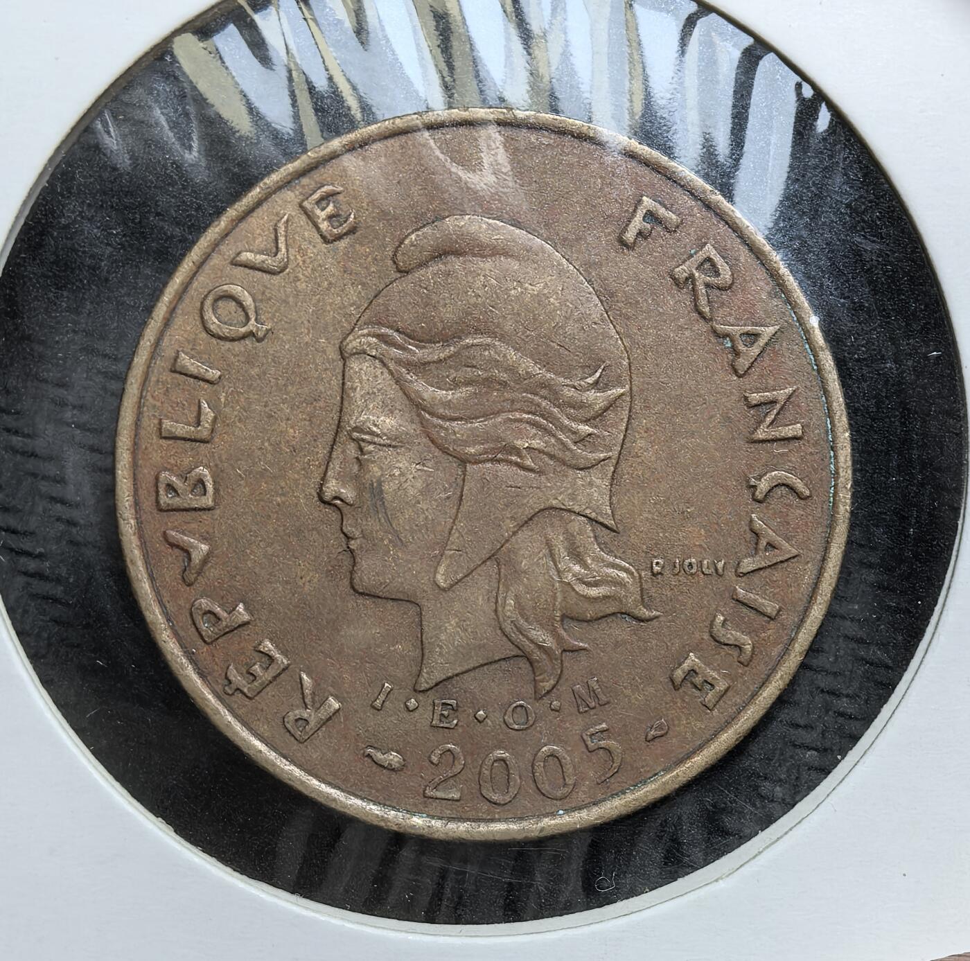 外国优质老铜币银币，正月十二晚九点倒数截拍，满百包邮可寄存，持续收拍 法属波利尼西亚自由女神像 100 法郎铜币直径30mm，背面是大溪地标志性的奥特马努山、独木舟与椰树。此币体现法国对波利尼西亚的长期殖民统治，也是当地热带风光与法国货币文化融合的实物见证。