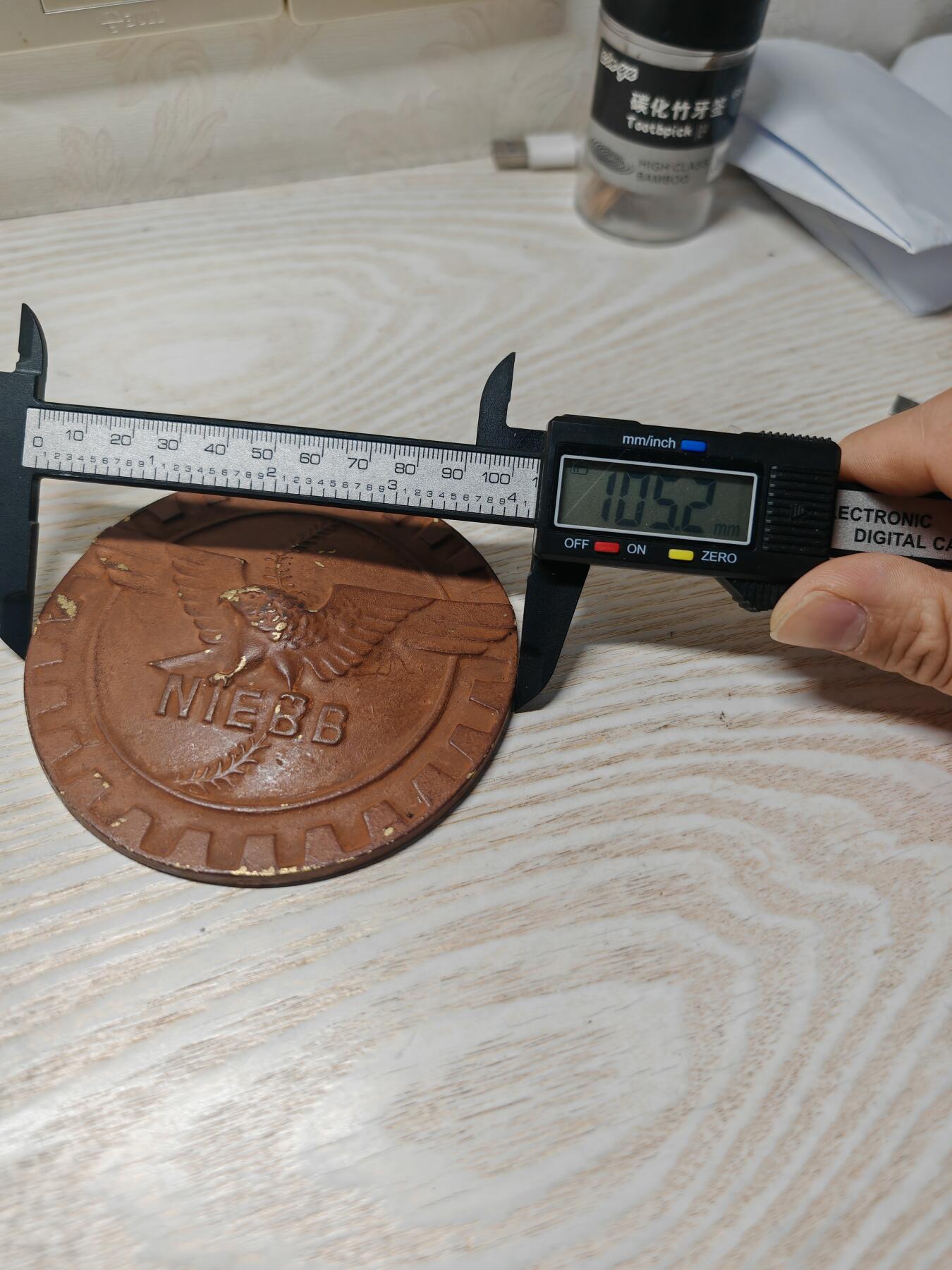 1948年第19届日本产业对抗棒球大会 亚军奖牌 日本石油队 渡边三郎获得 - 赛事性质：这是二战后恢复举办的重要企业棒球赛事，也是日本社会人棒球界的全国性大赛 这枚奖牌是日本企业棒球历史的实物见证，具有一定的历史和收藏价值。它不仅记录了渡边三郎个人的运动成就，也反映了日本石油队在当时企业棒球界的地位。