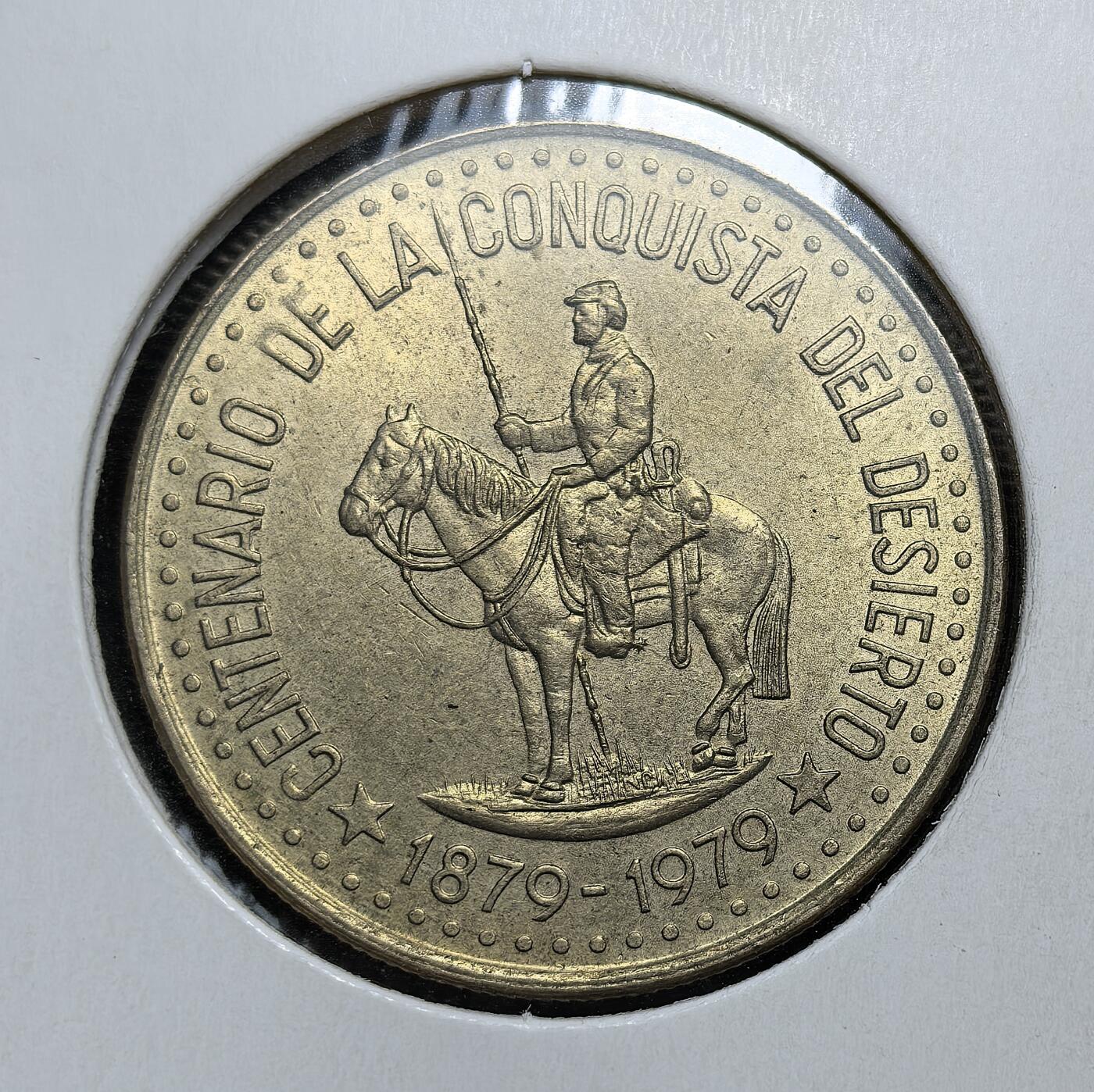 外国优质老铜币银币，正月十二晚九点倒数截拍，满百包邮可寄存，持续收拍 阿根廷1979 年 100 比索铜镍纪念币，为纪念 “征服荒漠” 百年发行。背面镌骑马的罗萨斯将军，纪念 1879 年阿根廷平定南部印第安人、整合领土的行动，是其重塑国家认同与纪念边疆开拓史的货币见证。
