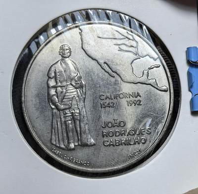外国优质老铜币银币，正月十二晚九点倒数截拍，满百包邮可寄存，持续收拍 - 葡萄牙1992年200埃斯库多直径36mm，为纪念探险家若昂・罗德里格斯・卡布里略诞辰 550 周年而铸。币面描绘了他的形象与加利福尼亚地图，以此纪念他 1542 年抵达加州的航海壮举，这也是大航海时代葡萄牙探索时代的重要见证。