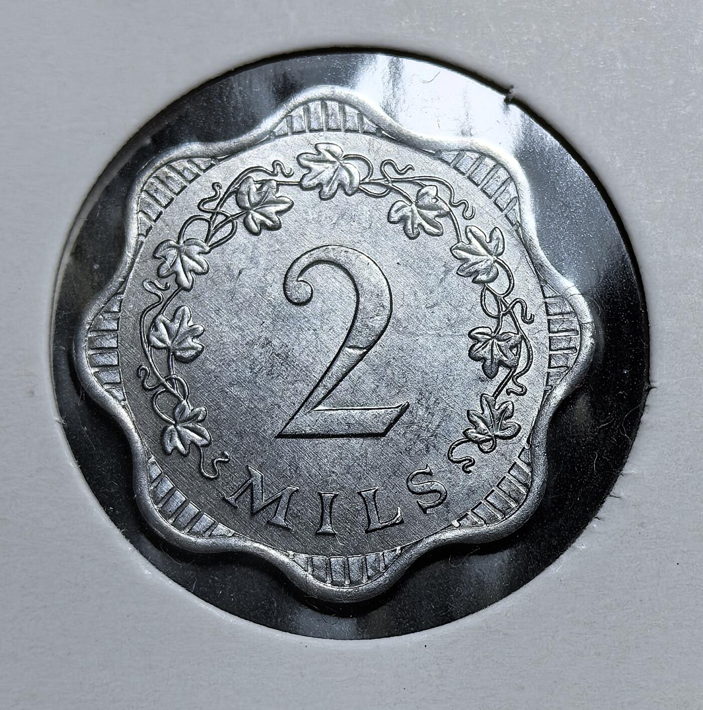 外国优质老铜币银币，正月十二晚九点倒数截拍，满百包邮可寄存，持续收拍 马耳他1972年2米尔，呈独特波浪边，正面为面值，背面是标志性马耳他十字。该币是马耳他脱离英制货币、首次发行十进制里拉体系的首批辅币，见证其独立后货币主权的确立。