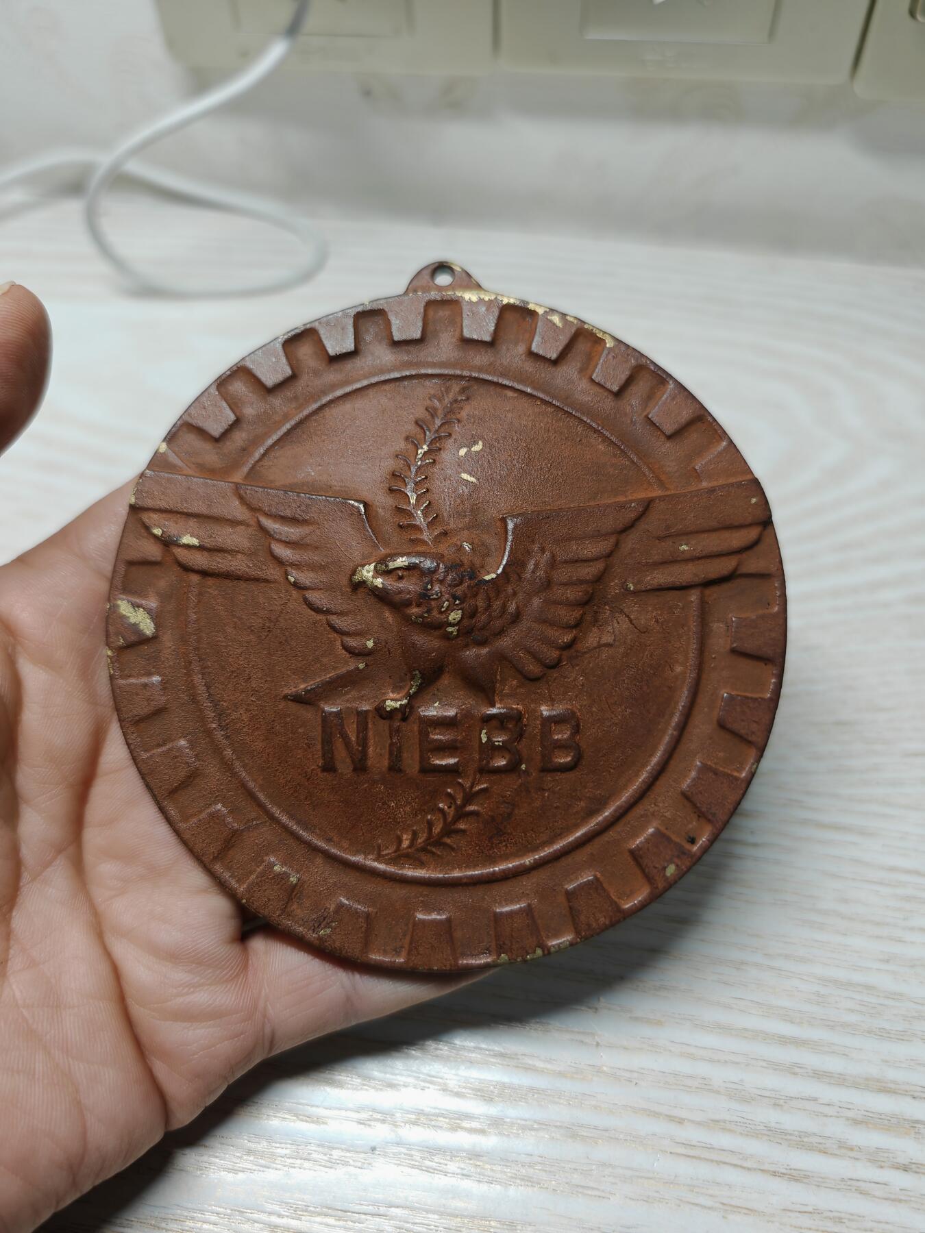 1948年第19届日本产业对抗棒球大会 亚军奖牌 日本石油队 渡边三郎获得 - 赛事性质：这是二战后恢复举办的重要企业棒球赛事，也是日本社会人棒球界的全国性大赛 这枚奖牌是日本企业棒球历史的实物见证，具有一定的历史和收藏价值。它不仅记录了渡边三郎个人的运动成就，也反映了日本石油队在当时企业棒球界的地位。