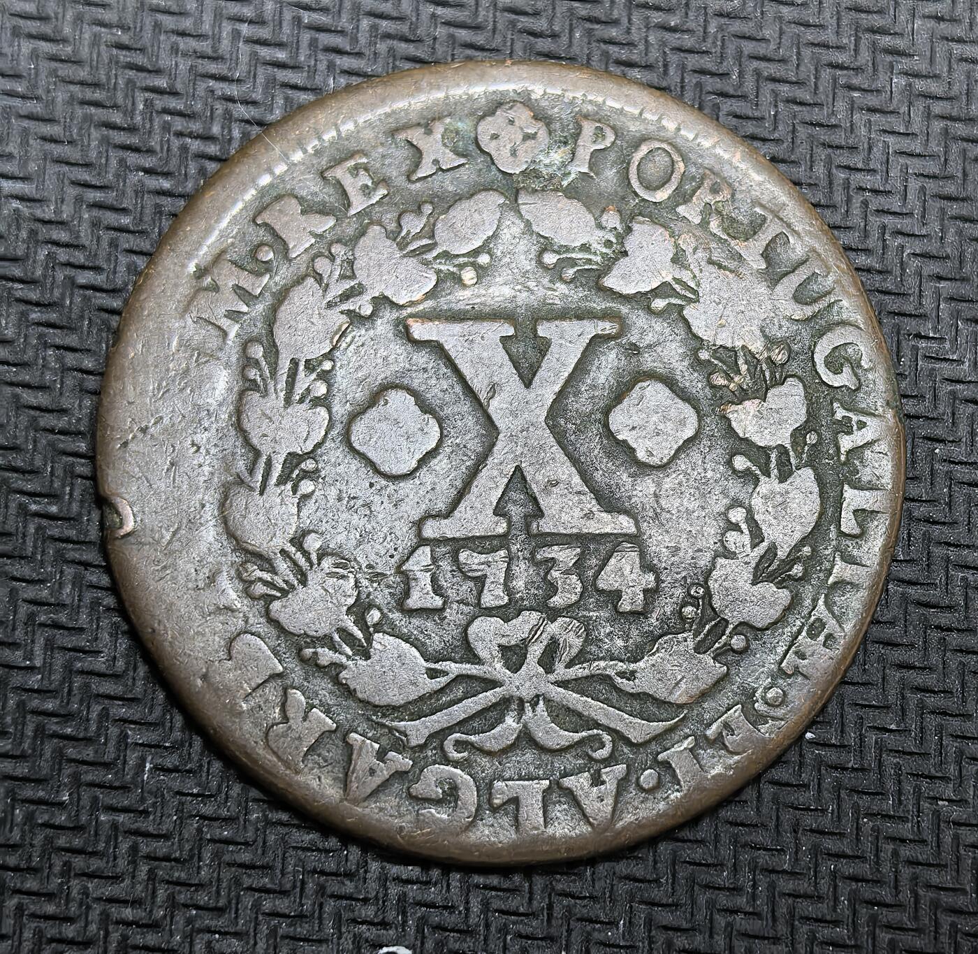 外国优质老铜币银币，正月十二晚九点倒数截拍，满百包邮可寄存，持续收拍 葡萄牙王国若昂五世时期 1734 年10 瑞斯大铜币直径35mm，12克，正面为葡萄牙王冠盾徽，背面是面值与年份，见证了葡萄牙殖民帝国鼎盛时期的币制体系与海外贸易扩张。