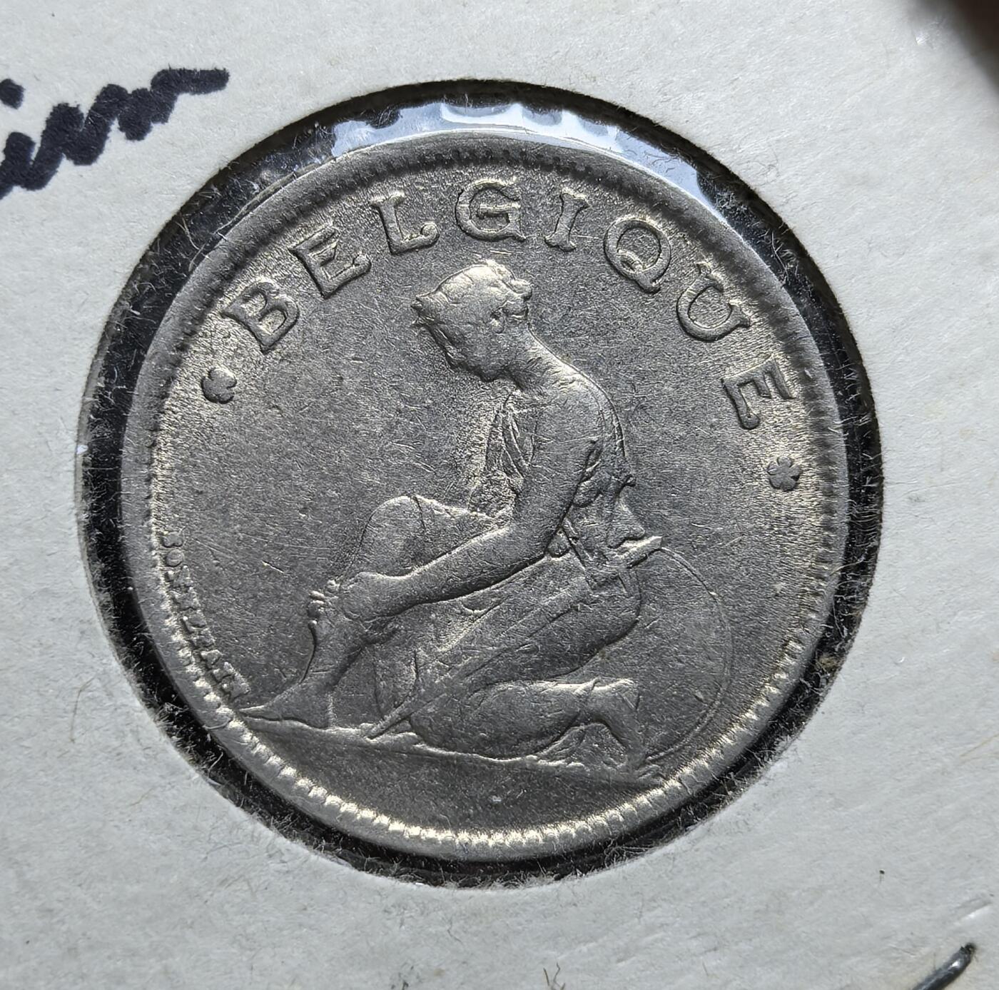 外国优质老铜币银币，正月十二晚九点倒数截拍，满百包邮可寄存，持续收拍 比利时1934年1法郎银币，正面为象征国家的坐姿自由女神像，背面是双蛇杖与面值。发行于阿尔贝一世国王逝世、利奥波德三世继位之年，见证比利时王朝更迭与经济稳定期的历史节点。