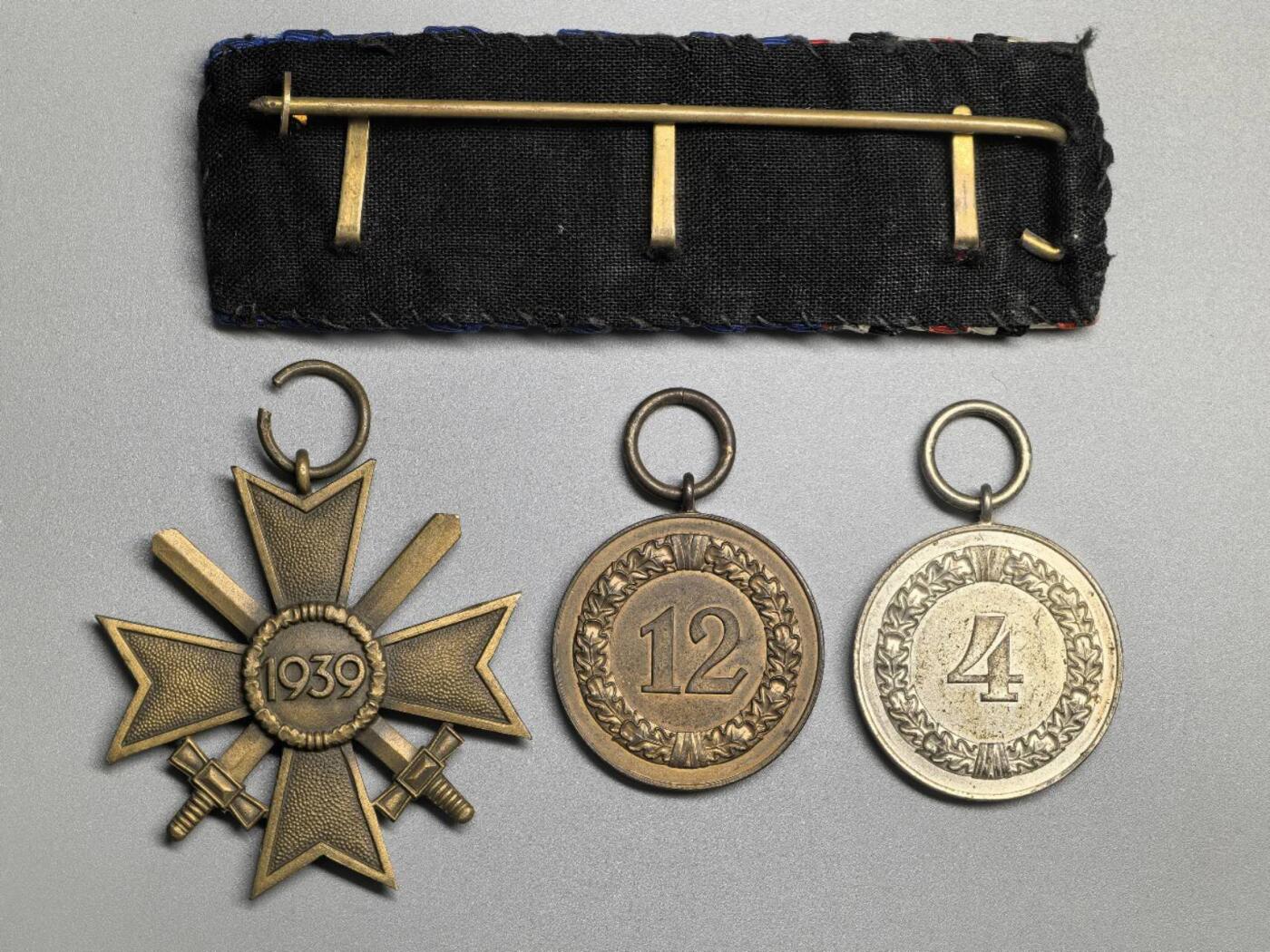 小驴勋章奖章收藏2月28日周六晚七点拍卖（调休临时调整，珍爱和平，收藏战争，铭记历史，勿忘国耻，忠党爱国。有偿代拍，送拍规则在简介最后，参拍须阅读规则后再参拍，关系到运费包装发货时效真假辨别等关键信息，拍卖时不再发原图，看大图店主微信码在拍卖店铺介绍里） 德国WWII二级佩剑战功十字勋章（早期铜质）,12年长期服役奖章（Tombak铜镀金）,4年长期服役奖章（Tombak铜镀银）,3联排礼服勋章板，好品