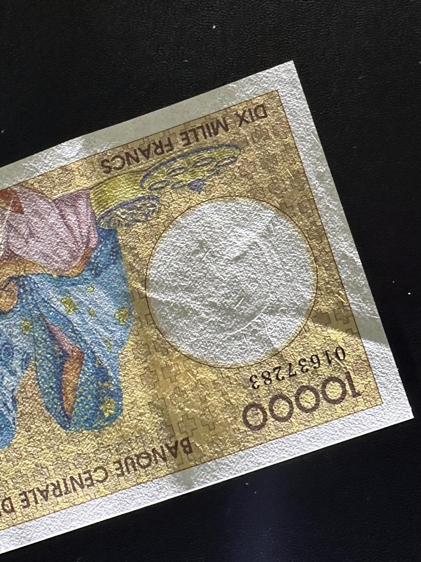 《外钞收藏家》第六百一十三期（ 精品场）（长期征集拍品、欢迎藏友们联系合作） 科摩罗1996年10000法郎（精美大票浮纸币，全程无4）	UNC 有点钞痕