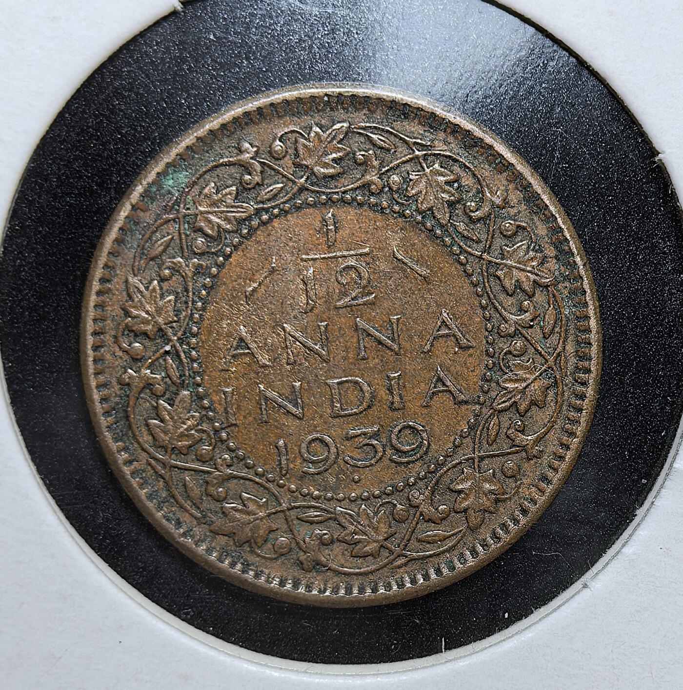 外国优质老铜币银币，正月十二晚九点倒数截拍，满百包邮可寄存，持续收拍 英属印度1939年1/12 安娜铜币，正面为乔治六世头像，背面标注面值与年份。当时印度处于英国殖民统治末期，该币是英属印度时期标准化货币体系的见证，也反映了当时英属殖民地的经济与货币体系特征。