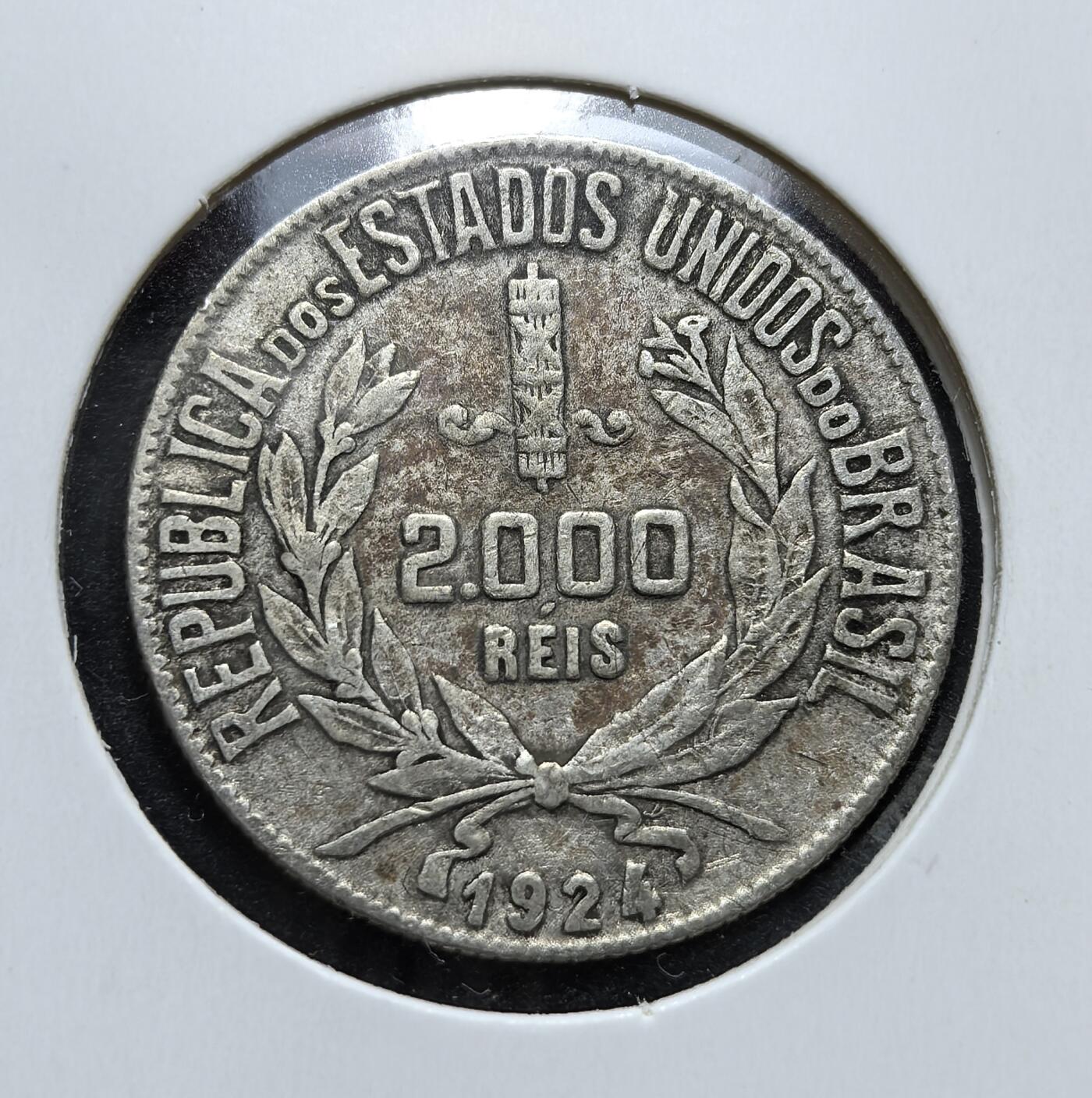 外国优质老铜币银币，正月十二晚九点倒数截拍，满百包邮可寄存，持续收拍 巴西1924年2000 瑞斯银币，正面为象征巴西共和国的自由女神头像，背面是共和国国徽。它发行于咖啡经济繁荣与政局动荡并存的年代，是巴西早期共和时代的流通货币。