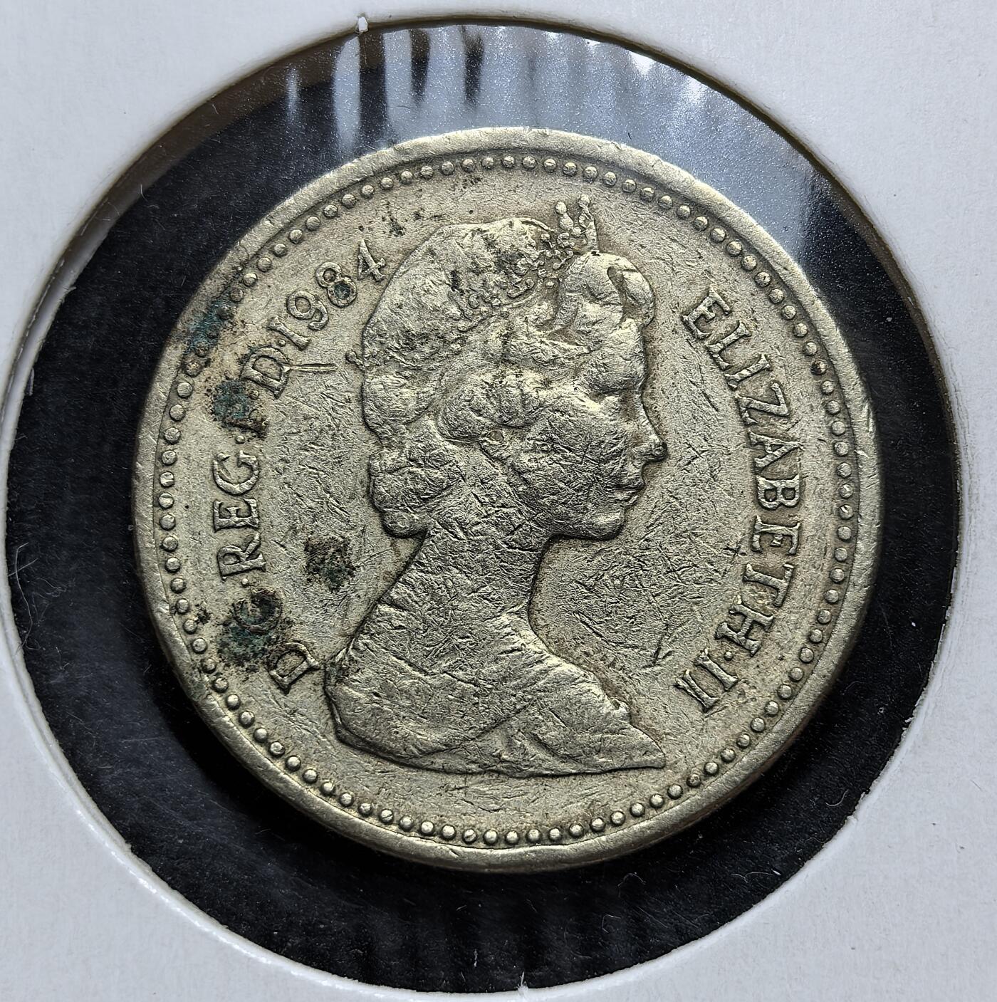 外国优质老铜币银币，正月十二晚九点倒数截拍，满百包邮可寄存，持续收拍 英国苏格兰蓟花1英镑，正面为伊丽莎白二世头像，背面是象征苏格兰的蓟花与王冠。发行于撒切尔时代，是英国货币体系改革与苏格兰身份认同的重要见证，也反映了联合王国内部的文化张力。