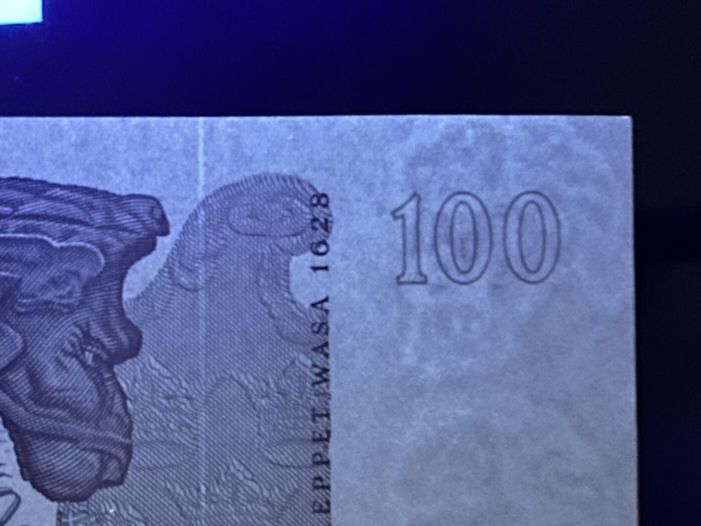 《外钞收藏家》第六百一十三期（ 精品场）（长期征集拍品、欢迎藏友们联系合作） 瑞典1989年50克朗（老国王古斯塔夫三世+卡尔林奈）+100克朗（老国王古斯塔夫二世+瓦萨沉船事件；UNC品较少）	UNC 100疑似极轻微荧光反应