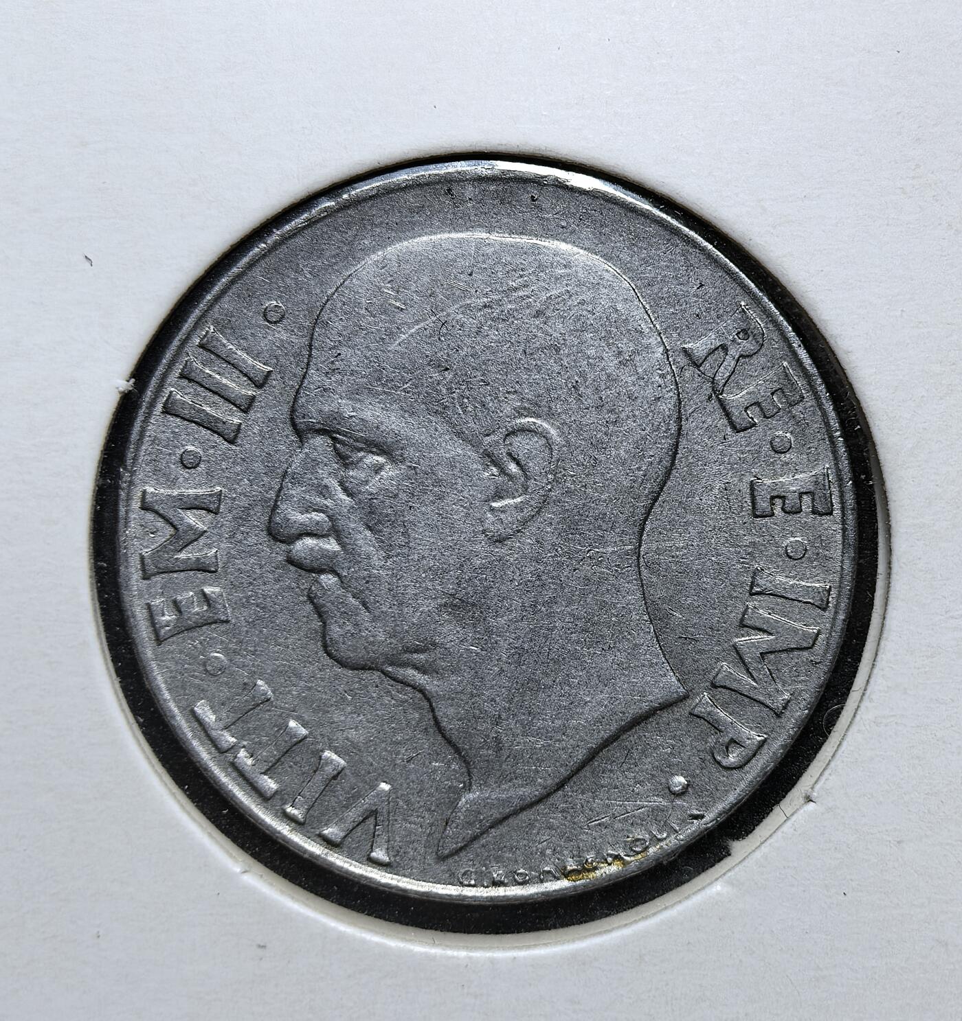 外国优质老铜币银币，正月十二晚九点倒数截拍，满百包邮可寄存，持续收拍 意大利王国1942年20分，正面为维克托・伊曼纽尔三世头像，背面是束棒与女性头像。发行于二战末期，因物资匮乏改用铝材质，是法西斯政权走向崩溃、战时经济濒临绝境的货币见证。