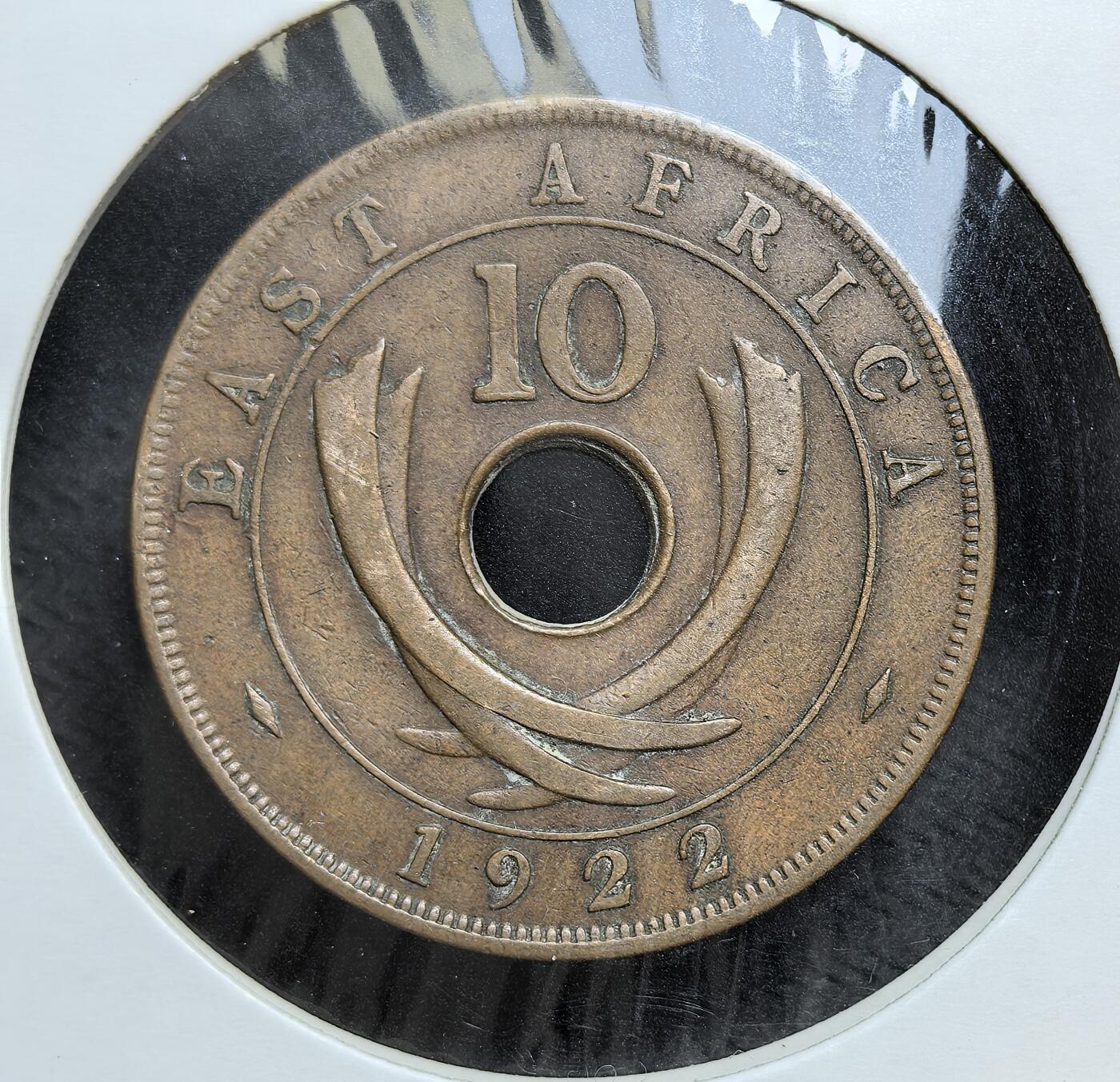 外国优质老铜币银币，正月十二晚九点倒数截拍，满百包邮可寄存，持续收拍 英属东非1922年10分青铜币直径30.7mm，正面为乔治五世头衔与面值，背面环孔饰以象牙图案。发行于一战后英国整合肯尼亚、乌干达等殖民地货币的关键时期，是英属东非殖民经济秩序的重要见证。