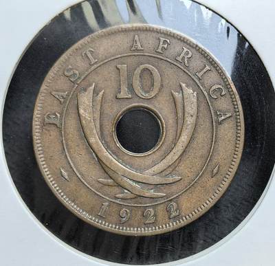 外国优质老铜币银币，正月十二晚九点倒数截拍，满百包邮可寄存，持续收拍 - 英属东非1922年10分青铜币直径30.7mm，正面为乔治五世头衔与面值，背面环孔饰以象牙图案。发行于一战后英国整合肯尼亚、乌干达等殖民地货币的关键时期，是英属东非殖民经济秩序的重要见证。