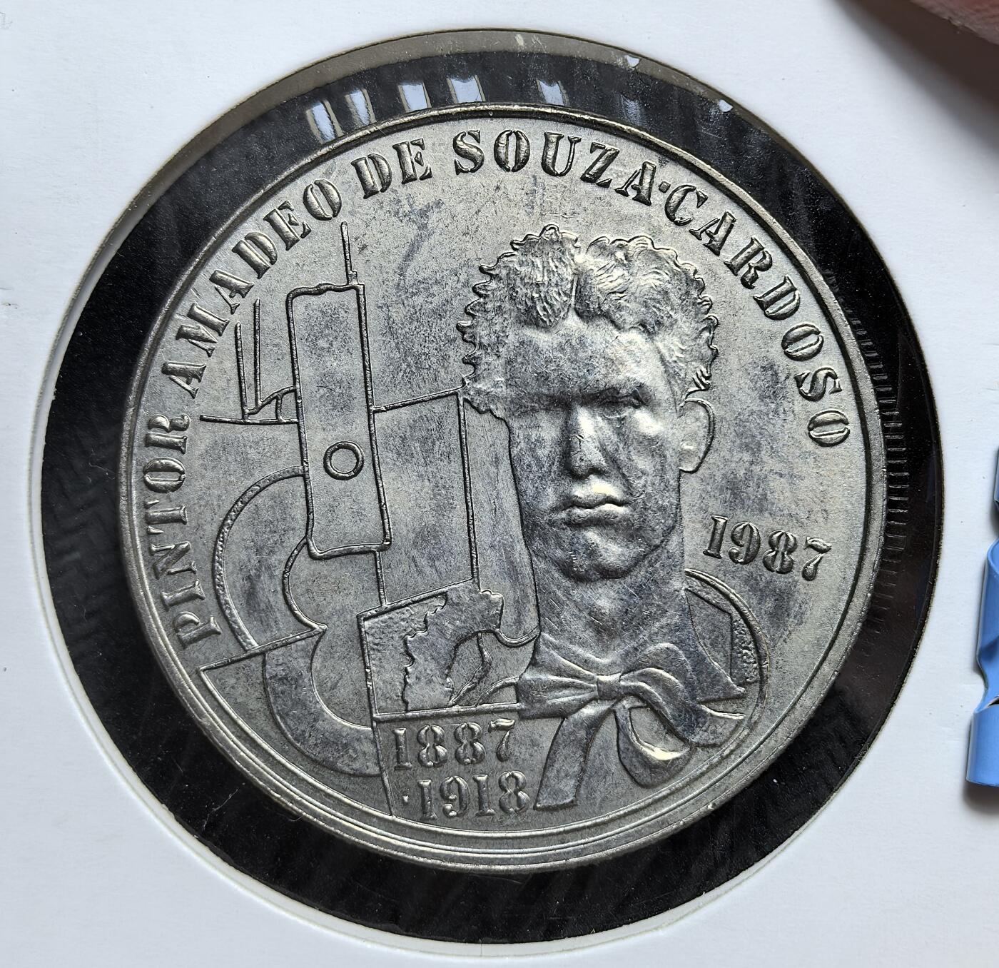 外国优质老铜币银币，正月十二晚九点倒数截拍，满百包邮可寄存，持续收拍 葡萄牙1987年100埃斯库多直径34mm，正面为画家阿马德奥・德・索萨・卡多索头像与生卒年，背面是葡萄牙国徽与抽象几何纹。发行于葡萄牙向欧盟靠拢的转型期，是其推崇本土现代艺术、重塑文化自信的重要货币见证。