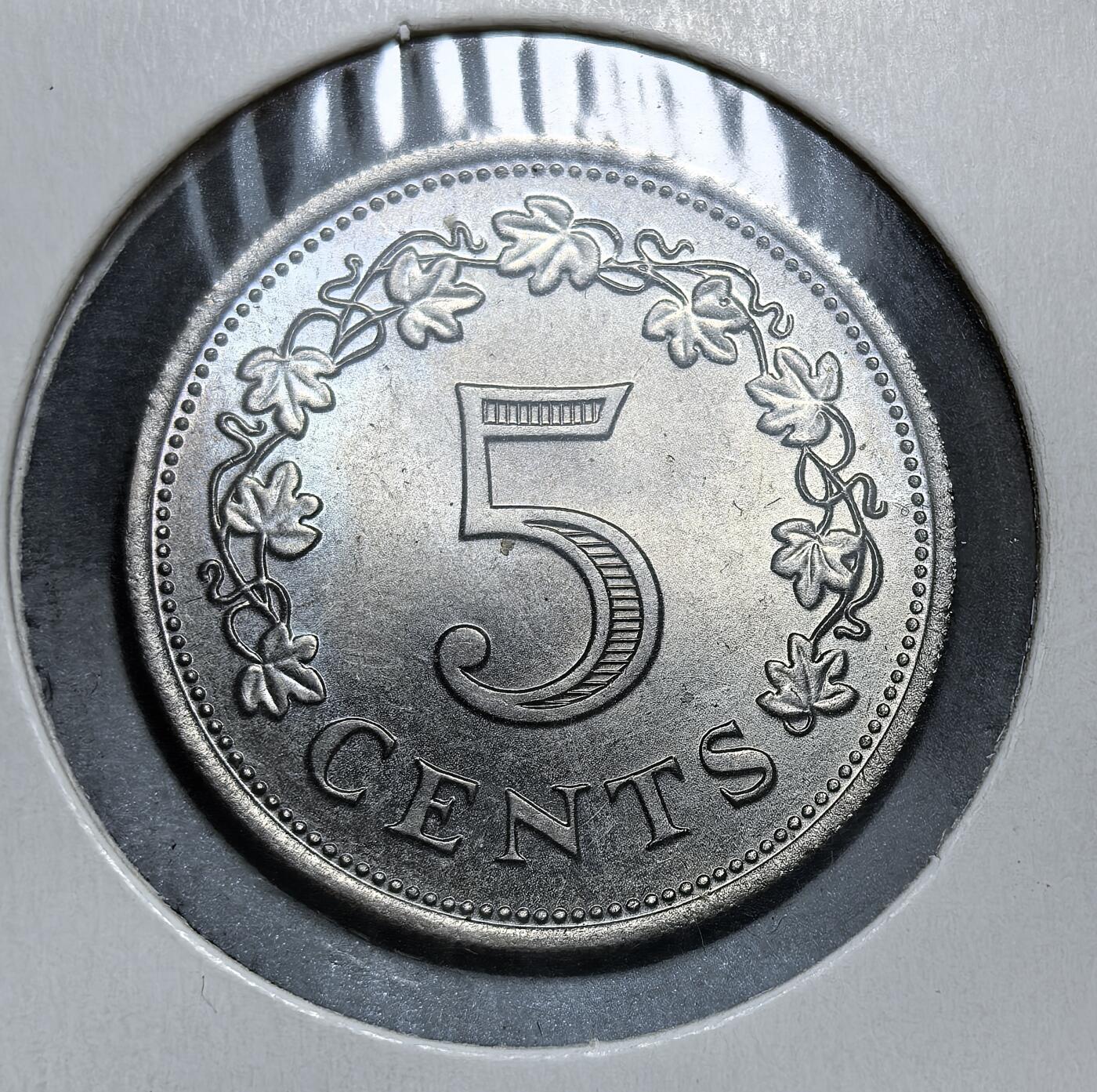 外国优质老铜币银币，正月十二晚九点倒数截拍，满百包邮可寄存，持续收拍 马耳他1972年5分，正面为面值与葡萄藤纹饰，背面是马耳他巨石神庙与海豚纹饰。此币是马耳他脱离英制货币、首次发行十进制里拉体系的核心辅币，见证其独立后货币主权的确立。