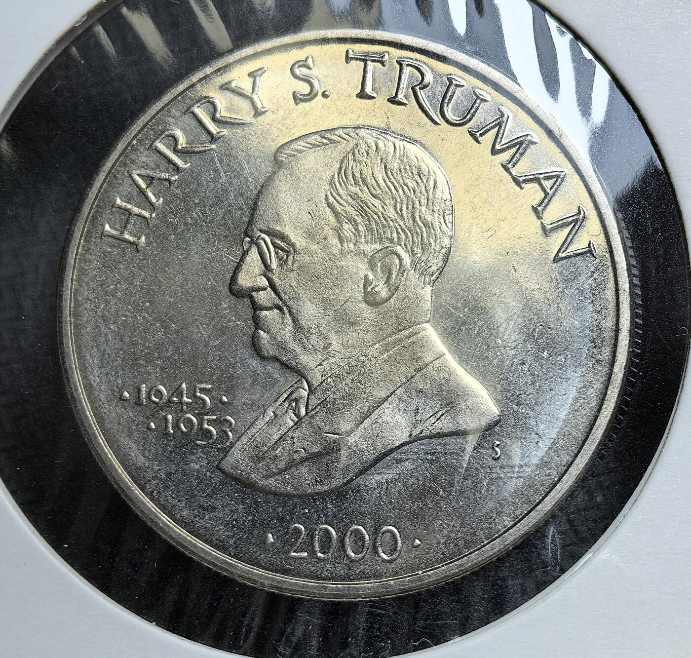 外国优质老铜币银币，正月十二晚九点倒数截拍，满百包邮可寄存，持续收拍 利比里亚2000年5元纪念币直径31.4mm，正面为哈里・S・杜鲁门头像及任期 1945-1953，背面是利比里亚国徽。此币为纪念杜鲁门在二战后推动国际秩序重建，也是利比里亚与美国特殊历史联系的实物见证。