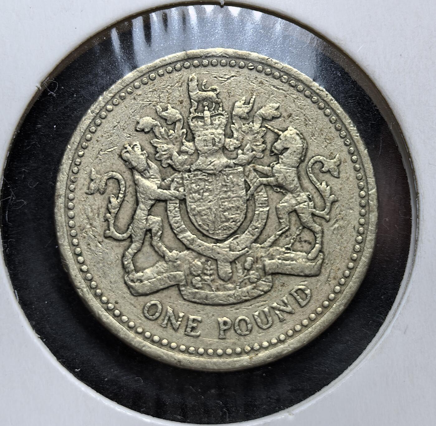 外国优质老铜币银币，正月十二晚九点倒数截拍，满百包邮可寄存，持续收拍 英国王室徽章1英镑，正面为伊丽莎白二世头像，背面是英国王室徽章（独角兽与狮子护盾）。它是英国首批十进制 1 英镑硬币，终结了旧币制，见证了现代英国货币体系的确立。