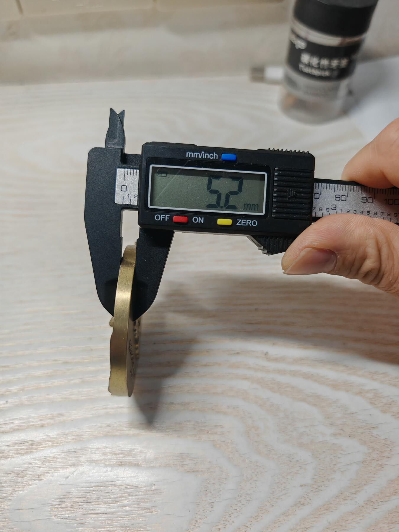 2002年第24届克罗斯塔宁国际大会纪念奖牌人物立体 - 正面：浮雕为日健総本社的创始人田中美穂的头像，右下角有雕刻师签名。 - 背面：刻有“第24回クロスタニン国際大会”、“株式会社 日健総本社”和年份“2002”，并配有飞马与人物的神话风格浮雕。 浮雕工艺精细，背面的飞马神话图案设计独特，具有一定的艺术观赏性。