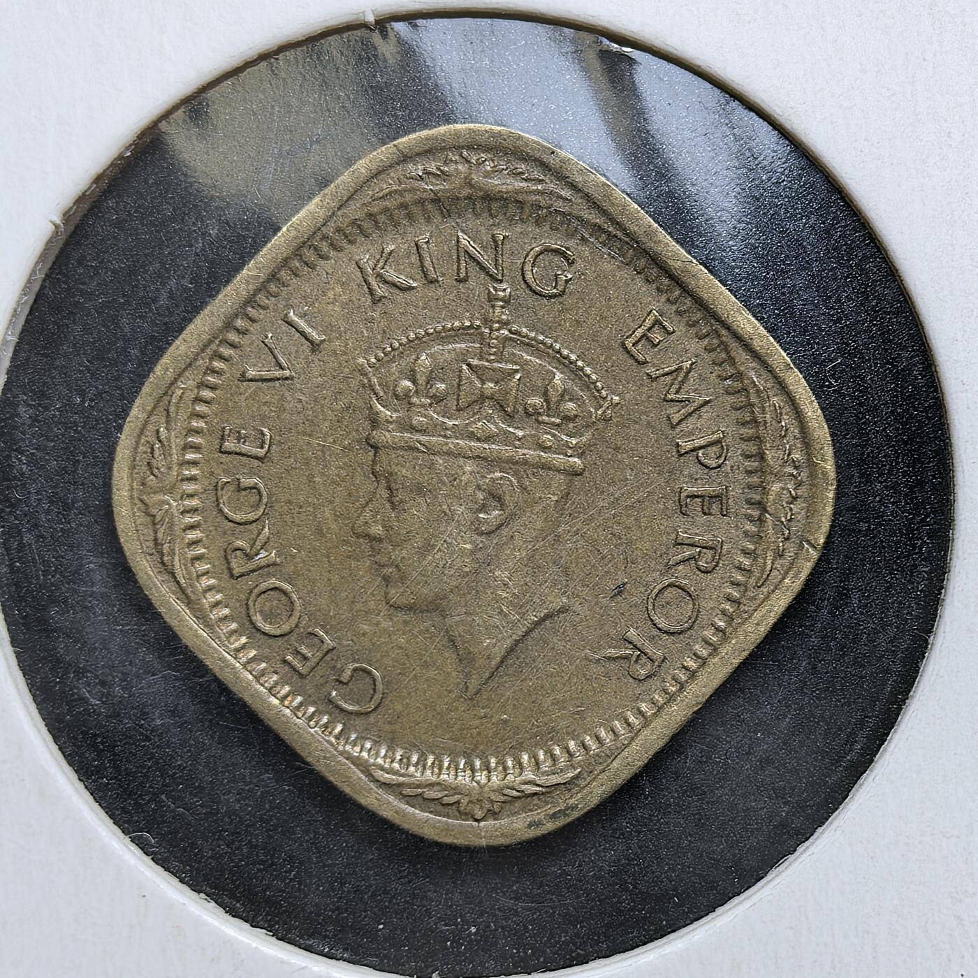 外国优质老铜币银币，正月十二晚九点倒数截拍，满百包邮可寄存，持续收拍 英属印度1944年1/2 安那铜币，呈独特圆角方形，正面为英王乔治六世像，背面为面值与印地语、孟加拉语铭文。此币发行于二战期间，见证了英属印度在殖民统治末期的货币流通与战时经济运行。