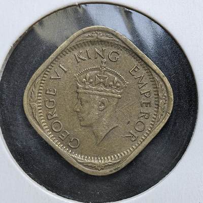 外国优质老铜币银币，正月十二晚九点倒数截拍，满百包邮可寄存，持续收拍 - 英属印度1944年1/2 安那铜币，呈独特圆角方形，正面为英王乔治六世像，背面为面值与印地语、孟加拉语铭文。此币发行于二战期间，见证了英属印度在殖民统治末期的货币流通与战时经济运行。