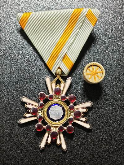 【德藏】世界币章拍卖第166期（拍品征集中~欢迎藏友联系） - 日本五等瑞宝勋章银章 盒略全 直径约：43.5mm；重约：29.7g