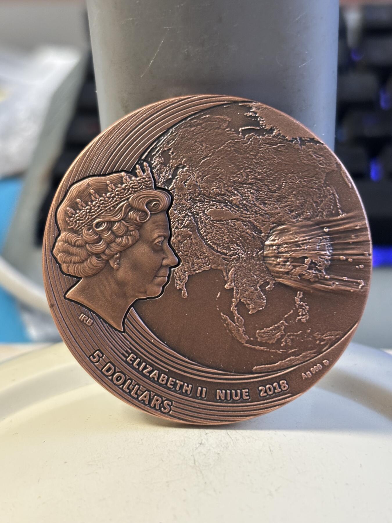 第191期拍卖 纽埃2019年5元镶陨石镀铜仿古银币 世界陨石系列-中国富康陨石 2盎司999银 发行量：666 裸币带证