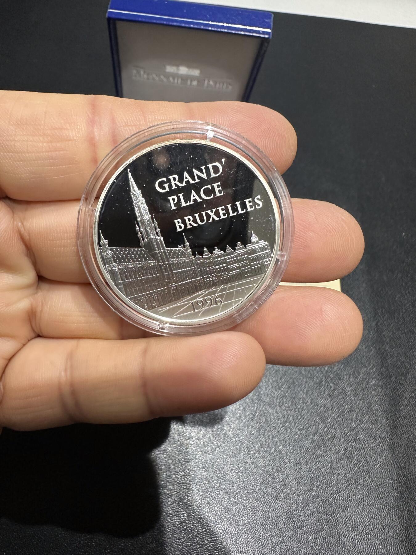 《外钞收藏家》第六百一十三期（ 精品场）（长期征集拍品、欢迎藏友们联系合作） 法国1996年100法郎欧盟著名建筑系列精制纪念银币（盒证齐全，布鲁塞尔大广场，22.2克 90银）