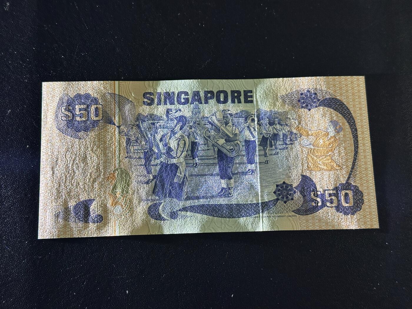 《外钞收藏家》第六百一十三期（ 精品场）（长期征集拍品、欢迎藏友们联系合作） 新加坡鸟版50元（音乐题材纸币，全程无47豹子号999）	UNC 但有潮斑