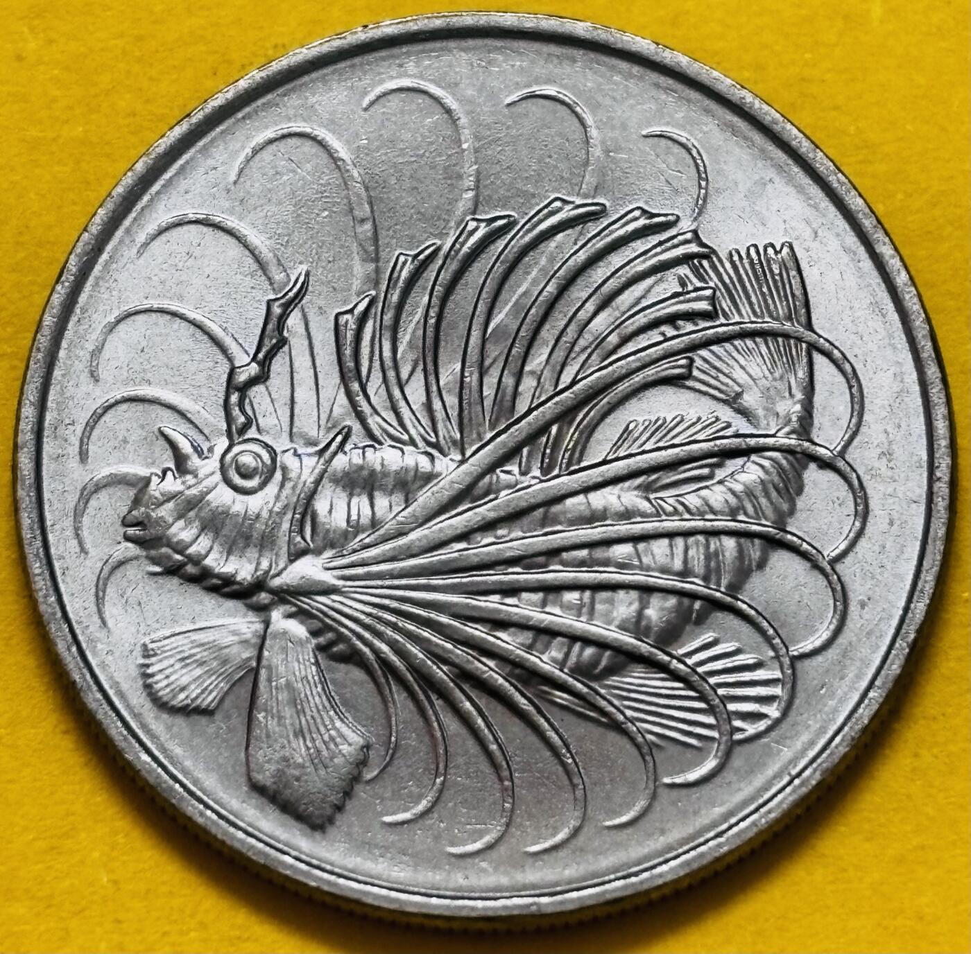 文馨钱币收藏第 295 场，（元宵场）各种银币散币纪念章，长期接代拍业务 原光 1982 年新加坡狮子鱼 50 分