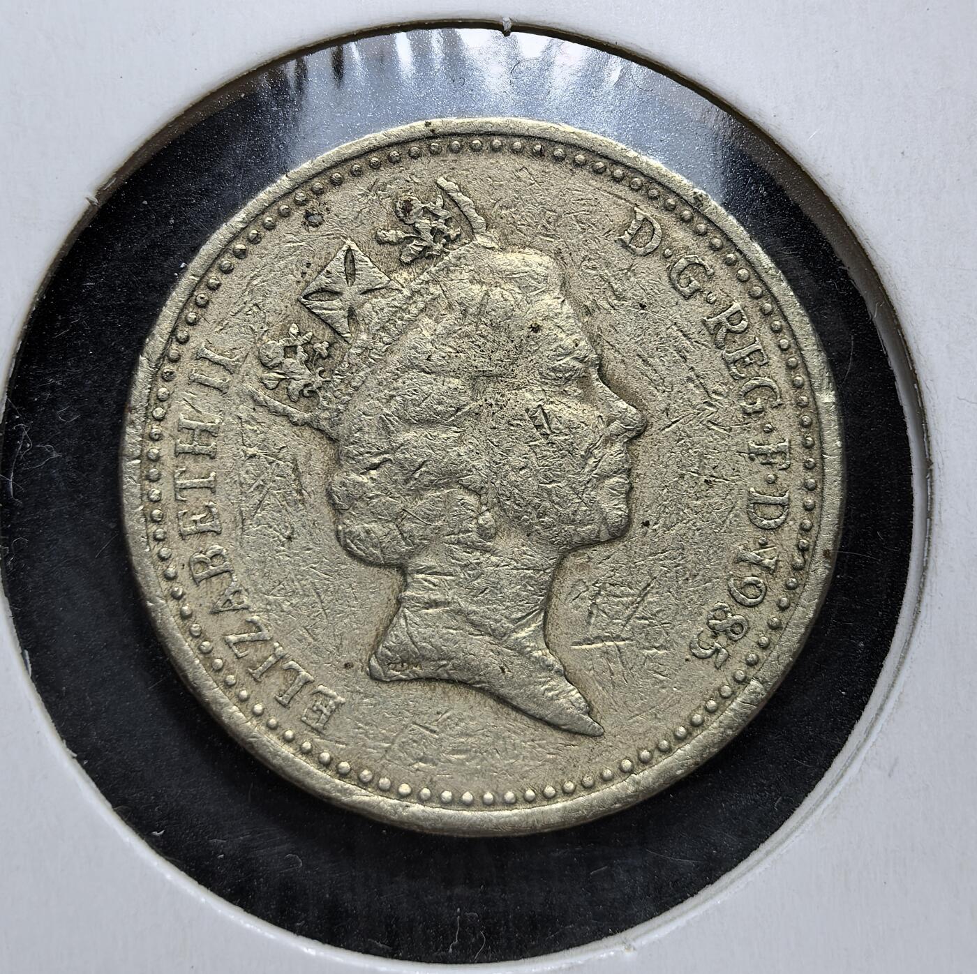 外国优质老铜币银币，正月十二晚九点倒数截拍，满百包邮可寄存，持续收拍 英国北爱尔兰亚麻花1英镑，正面为伊丽莎白二世头像，背面是象征北爱尔兰的亚麻花与王冠。它是英国首批发行的十进制 1 英镑流通币，也是联合王国系列主题币的开篇，见证了英国货币体系的成熟发展。