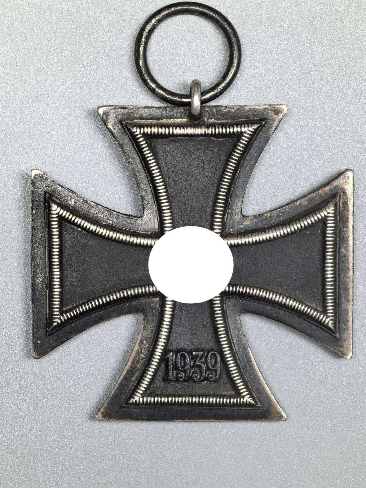 小驴勋章奖章收藏2月28日周六晚七点拍卖（调休临时调整，珍爱和平，收藏战争，铭记历史，勿忘国耻，忠党爱国。有偿代拍，送拍规则在简介最后，参拍须阅读规则后再参拍，关系到运费包装发货时效真假辨别等关键信息，拍卖时不再发原图，看大图店主微信码在拍卖店铺介绍里） 得2二级铁十字勋章，铁质核心黑漆，核心有些晃动