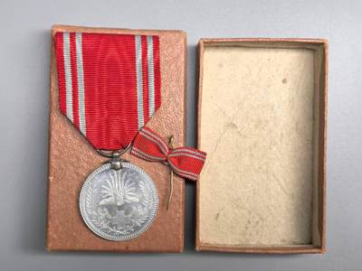 小驴勋章奖章收藏2月28日周六晚七点拍卖（调休临时调整，珍爱和平，收藏战争，铭记历史，勿忘国耻，忠党爱国。有偿代拍，送拍规则在简介最后，参拍须阅读规则后再参拍，关系到运费包装发货时效真假辨别等关键信息，拍卖时不再发原图，看大图店主微信码在拍卖店铺介绍里） - 赤十字社徽章带盒带略，铝质