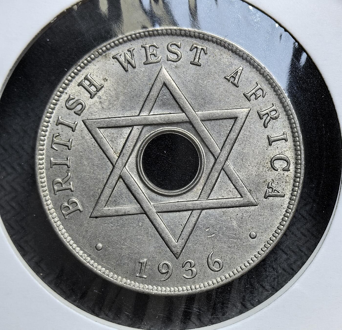 外国优质老铜币银币，正月十二晚九点倒数截拍，满百包邮可寄存，持续收拍 极美品英属西非1936年1便士直径30.7mm，正面为爱德华八世头像与阿拉伯文，背面是六角星与年份。发行于爱德华八世短暂统治期，是英国在西非推行殖民货币、融合本土符号的罕见见证，极具历史稀缺性。