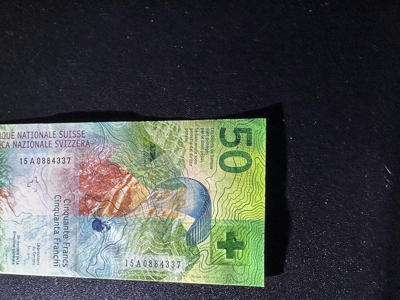 《外钞收藏家》第六百一十三期（ 精品场）（长期征集拍品、欢迎藏友们联系合作） 2015年瑞士手版50法郎 首发A冠 首签乔丹 全新一个角不绝 疑似小压印