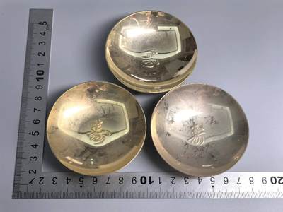 小驴勋章奖章收藏2月28日周六晚七点拍卖（调休临时调整，珍爱和平，收藏战争，铭记历史，勿忘国耻，忠党爱国。有偿代拍，送拍规则在简介最后，参拍须阅读规则后再参拍，关系到运费包装发货时效真假辨别等关键信息，拍卖时不再发原图，看大图店主微信码在拍卖店铺介绍里） - 寿字镀金小酒杯一组