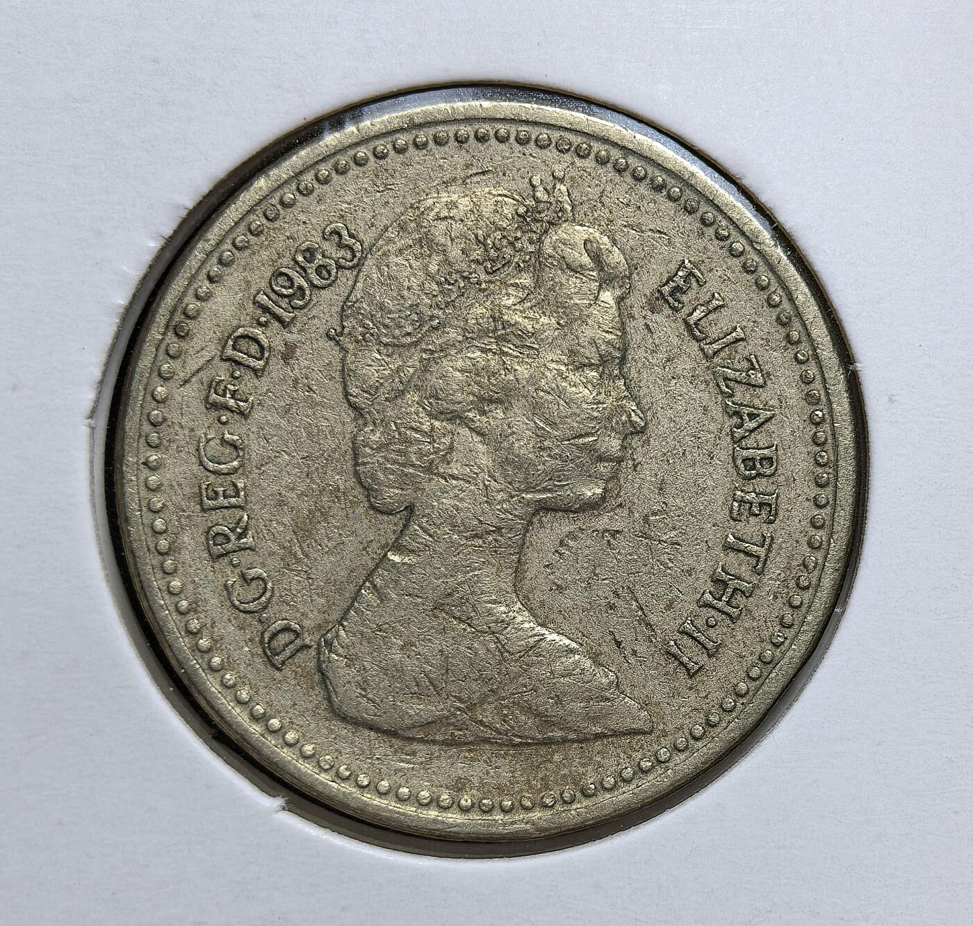 外国优质老铜币银币，正月十二晚九点倒数截拍，满百包邮可寄存，持续收拍 英国皇家纹章1英镑。它是英国战后首枚 1 英镑流通币，取代了传统纸币，见证了英国货币体系向高面额金属化转型的重要一步。