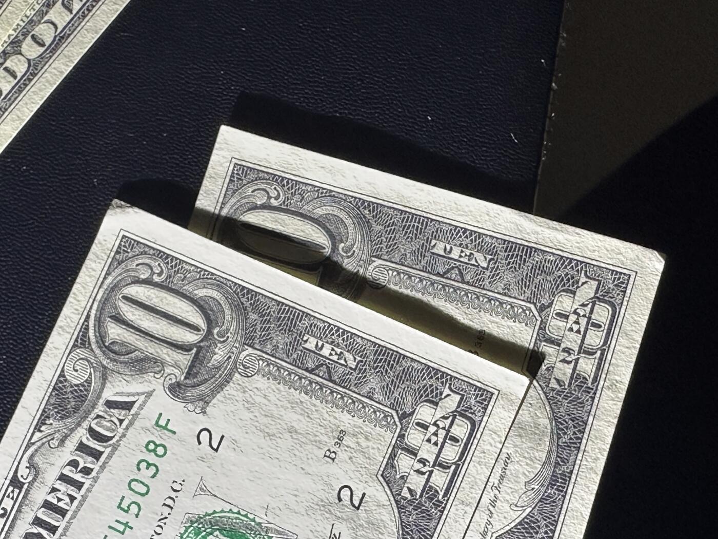 《外钞收藏家》第六百一十三期（ 精品场）（长期征集拍品、欢迎藏友们联系合作） 1985年美国小头版10美元 四张一起 1张有黄斑其他接近全新 边角有瑕疵