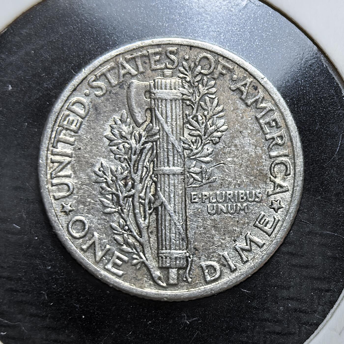 外国优质老铜币银币，正月十二晚九点倒数截拍，满百包邮可寄存，持续收拍 美国1941 年10 美分 “墨丘利” 银币，正面为带翼自由女神头像，背面是象征团结的束棒与橄榄枝。它发行于二战前夕，见证了日本偷袭珍珠港，是美国战时经济与币制体系的重要见证。