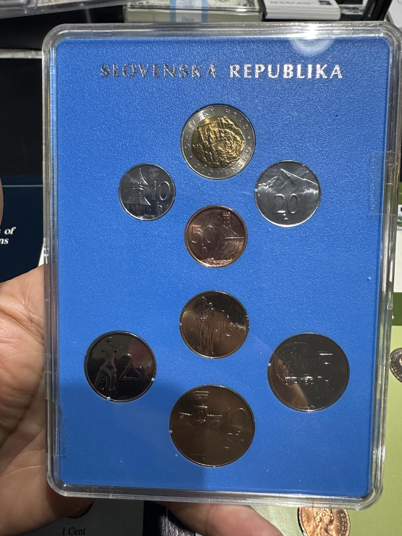 《外钞收藏家》第六百一十三期（ 精品场）（长期征集拍品、欢迎藏友们联系合作） 斯洛伐克、毛里求斯、福克兰群岛 三套硬币一起